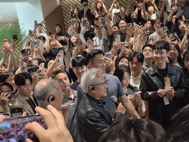젠슨 황 엔비디아 최고경영자(CEO)가 8일 현대차 양재사옥을 방문해 로비를 투어한 뒤 임직원들에게 감사 인사를 전하고 있다. 임주희 기자