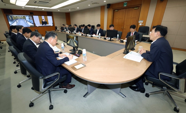 정은보 한국거래소 이사장(맨 오른쪽)이 8일 오전 한국거래소에서 긴급 시장점검회의를 열고 금융상황을 점검하고 있다. [한국거래소 제공]