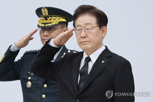 취임 1주년에 李대통령 지지율 급락… 고환율·고물가·전월세 급등 실망감