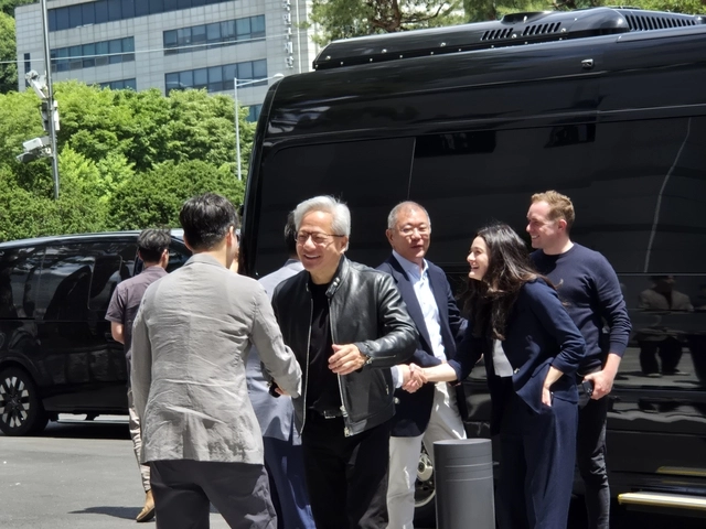 젠슨 황 엔비디아 최고경영자(CEO)가 8일 오전 1시47분쯤 현대차 양재사옥을 방문해 박민우 현대차·기아 AVP본부장과 포옹한 뒤 악수하고 있다. 임주희 기자