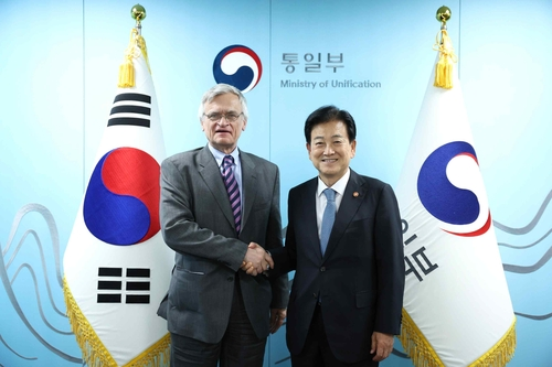 정동영 통일부 장관, 피터 셈네비 스웨덴 한반도 특사 접견. [통일부 제공]