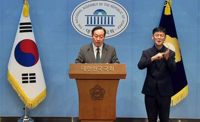 한기호 국민의힘 의원이 9일 국회 소통관에서 안보현안 관련 기자회견을 열고 이재명 대통령에게 이란군에 의한 한국 선박 피격 사건 관련 발언 대국민사과와 함께 이란 정부의 명확한 사과 및 재발방지책을 받아내라고 촉구하고 있다. [국회 인터넷의사중계시스템 기자회견 녹화영상 갈무리]