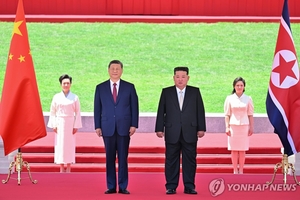 제재에도 커진 北 경제…WSJ “러·중 특수 업고 김정은 정권 호황”