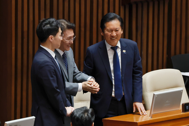 더불어민주당 정청래 대표와 김민석 국무총리가 지난 5일 국회에서 22대 국회 후반기 의장단을 선출하기 위해 열린 본회의에 참석해 인사하고 있다. [연합뉴스]