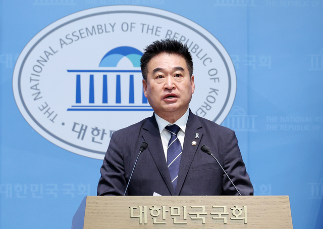 최혁진 무소속 의원이 8일 국회 소통관에서 기자회견을 열고 더불어민주당 복당을 공식 선언하고 있다. [연합뉴스]