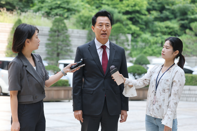 오세훈 서울시장이 10일 서울 서초구 서울중앙지방법원에서 열린 ‘명태균 여론조사 의혹’ 사건 1심 속행 공판에 출석하며 취재진 질문에 답하고 있다. 연합뉴스