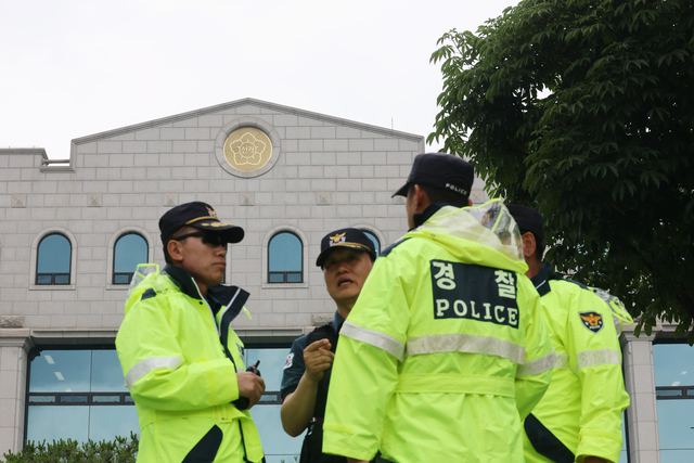 경기 과천 중앙선거관리위원회 앞에서 집회 중인 보수 성향 단체의 지선 투표용지 부족 사태 비판 돌발 항의에 대비해 경찰 병력이 4일 경계 근무를 하고 있다. 연합뉴스