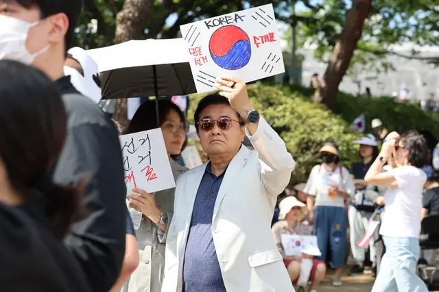 전병헌 새미래민주당 당대표가 지난 6월 8일 서울 송파구 잠실 올림픽공원에서 진행 중인 6·3 지방선거 잠실 개표소 봉쇄 시위 현장을 당 집행부와 함께 격려방문하며 ‘당일선거, 수개표’가 쓰인 피켓을 들고 있다. [새미래민주당 제공]