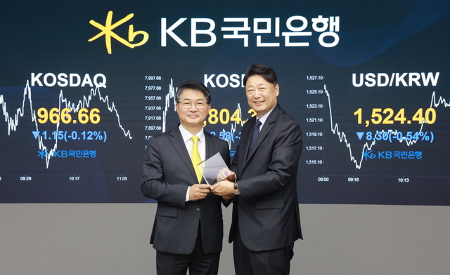 이성희(왼쪽) KB국민은행 자본시장사업그룹 부행장과 이상호 HSBC증권 서울지점 대표가 10일 서울 여의도 국민은행 딜링룸에서 열린 디지털 채권 발행을 위한 서명식에 참여 후 기념촬영을 하고 있다. [국민은행 제공]