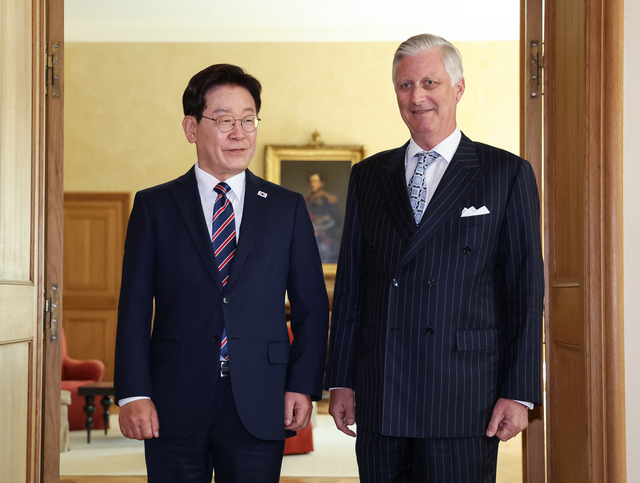 이재명 대통령과 필립 반 데 벨데 벨기에 국왕이 10일(현지시간) 브뤼셀 라켄궁에서 면담에 앞서 기념촬영을 하고 있다. 연합뉴스