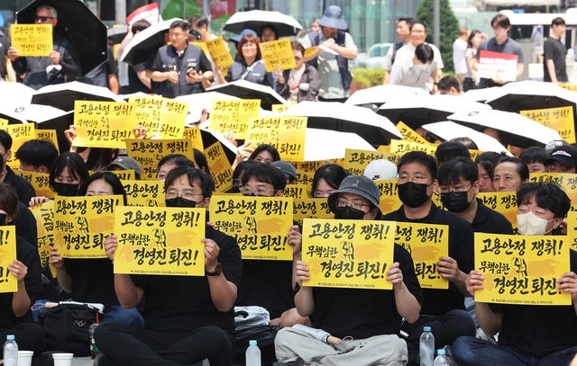 부분 파업에 들어간 카카오 노조원들이 10일 경기 판교 카카오 아지트 앞에서 구호를 외치고 있다. 연합뉴스
