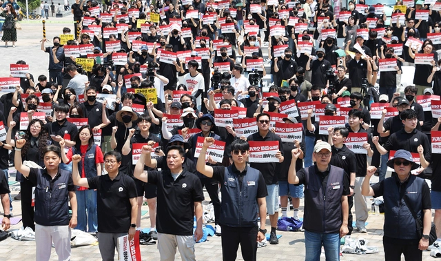 부분 파업에 들어간 카카오 노조원들이 10일 경기 판교 유스페이스 광장에서 파업 승리 결의대회를 열고 임을 위한 행진곡을 제창하고 있다. 연합뉴스

