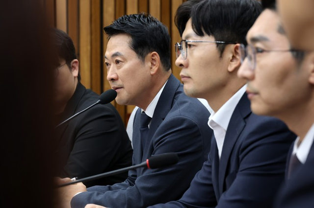 장동혁 국민의힘 대표가 10일 국회에서 투표용지 부족 사태와 관련해 시국선언에 나선 대학생들과 간담회를 갖고 있다. [연합뉴스]