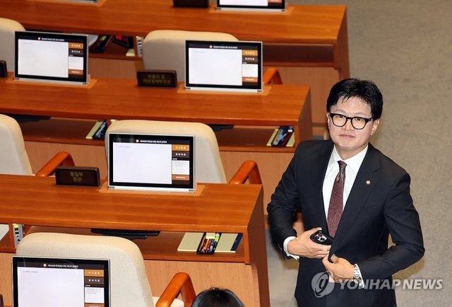 부산 북갑 국회의원 보궐선거에서 당선된 무소속 한동훈 의원이 5일 국회에서 열린 ‘제436회 국회(임시회) 제1차 본회의’에 참석하고 있다. 연합뉴스