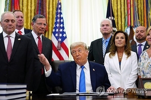 트럼프 “어제 때렸고 오늘 더 세게 친다”… 페제시키안 “절박함의 표현” 일축