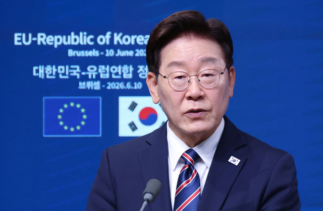 이재명 대통령이 10일(현지시간) 벨기에 브뤼셀 EU이사회 본부에서 열린 안토니우 코스타 EU 정상회의 상임의장, 우르즐라 폰데어라이엔 EU 집행위원장과의 공동언론발표에서 발언하고 있다.   [연합뉴스]