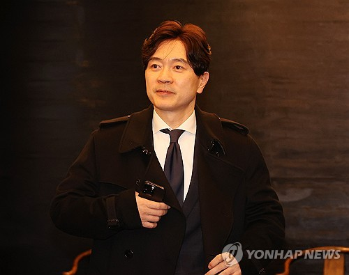 박성훈 국민의힘 수석대변인이 19일 장동혁 당 대표가 주재하는 중진의원들 모임에 참석하기 위해 서울 여의도에 있는 한 식당으로 들어가고 있다. [연합뉴스]