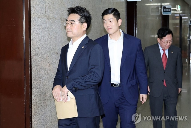 국민의힘 소장파 ‘대안과 미래’ 소속인 이성권·김재섭·유용원 의원이 11일 국회 원내대표실에서 정점식 원내대표와 면담을 위해 이동하고 있다. 연합뉴스
