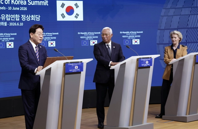 이재명 대통령이 10일(현지시간) 벨기에 브뤼셀 EU이사회 본부에서 열린 안토니우 코스타 EU 정상회의 상임의장, 우르즐라 폰데어라이엔 EU 집행위원장과의 공동언론발표에서 발언하고 있다. [연합뉴스]
