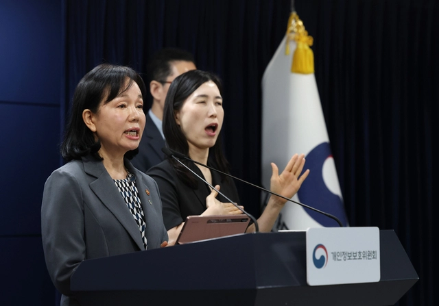 송경희(왼쪽) 개인정보원장이 11일 서울 세종대로의 정부서울청사에서 쿠팡사태  제재안 의결 브리핑을 하고 있다. 연합뉴스