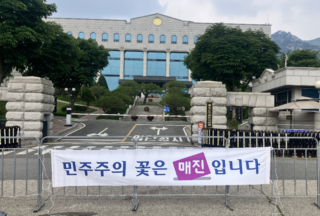 ‘이제석 광고연구소’ 대표로 공익광고 전문가인 이제석 씨가 11일 경기도 과천시 중앙선거관리위원회 앞에서 투표용지 부족 사태를 풍자하는 기습 퍼포먼스를 펼쳤다.  사진은 이 씨가 선관위 앞에 내건 ‘민주주의 꽃은 매진입니다’ 현수막. [이제석 광고연구소 제공. 재판매 및 DB금지]