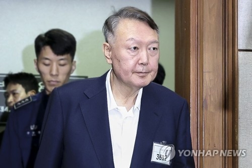 법정 들어서는 윤석열 전 대통령 [연합뉴스 자료사진]