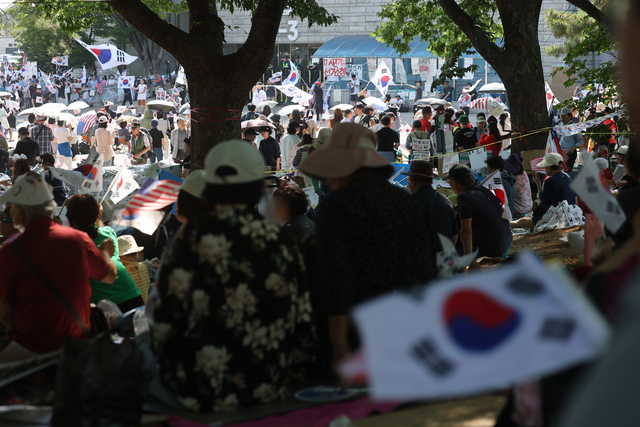 6·3 지방선거 투표용지 부족 사태를 규탄하는 ‘개표소 봉쇄 시위’가 이어진 12일 서울 송파구 올림픽공원 핸드볼경기장 앞에서 참가자들이 구호를 외치고 있다.   [연합뉴스]