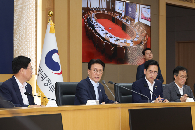 김민석 국무총리가 11일 세종시 정부세종청사 국무회의장에서 국민 참정권 침해 문제 관련 관계장관회의를 주재하고 있다. 연합뉴스