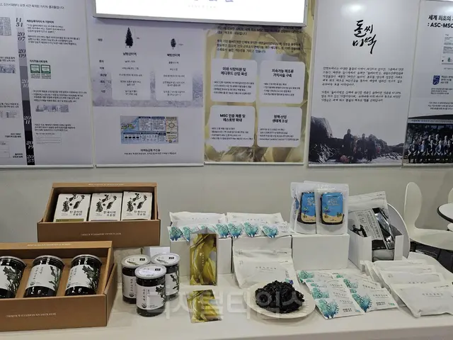 11일 경기 고양시 킨텍스에서 열린 월드푸드테크 컨펙스 2026(WFT26 ConfEx)의 기장물산 전시부스에 미역 상품들이 전시돼 있다. [사진=안다솜 기자]