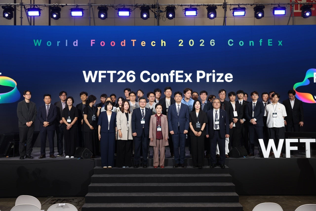 경기 고양시 킨텍스의 제2전시회장에서 지난 9일부터 12일까지 진행된 WFT26 ConfEX 참가자들이 단체 사진을 찍고 있다. [월드푸드테크협의회 제공]