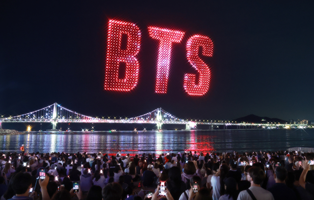 BTS 부산 공연을 맞아 12일 밤 부산 수영구 광안리해수욕장에서 ‘BTS 월드투어 아리랑 IN 부산’을 환영하는 드론 라이트 쇼가 펼쳐지고 있다. [연합뉴스]
