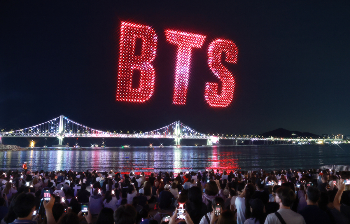 BTS 부산 콘서트 1시간 넘게 지연 파행…하이브 진땀 사과