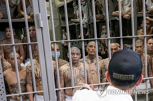 트럼프 “현상금 76억 베네수엘라 갱단 두목 사살”…폭격 영상 공개