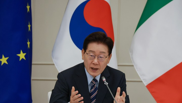 이재명 대통령이 12일(현지시간) 이탈리아 로마의 한 호텔에서 열린 비즈니스 라운드테이블에서 발언하고 있다. [로마=연합뉴스]
