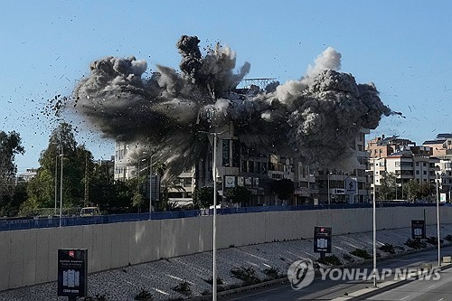지난 3월 이스라엘군이 레바논의 수도 베이루트를 공습하는 모습. *사진은 기사 내용과 직접 관련 없음. [AP=연합뉴스]