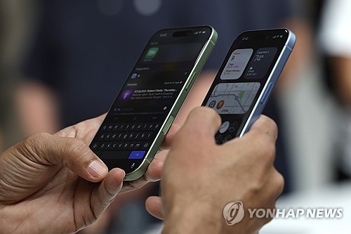 "스마트폰이 아기를 줄였다"…美 경제학자들 ‘출산율 쇼크’ 새 가설