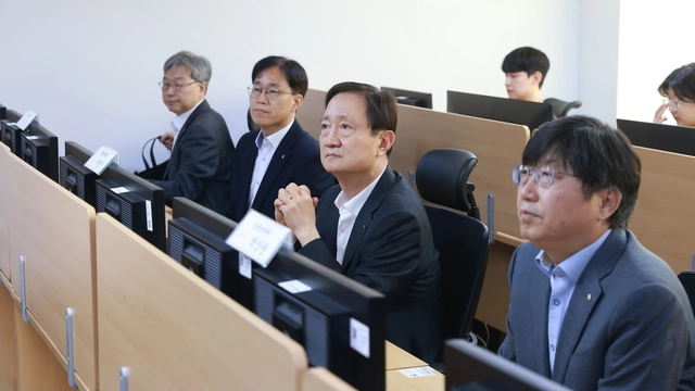 이찬진(오른쪽 두번째) 금융감독원장이 금융권의 ‘블라인드 모의해킹훈련’ 현장을 점검하고 있다. [금융감독원 제공]
