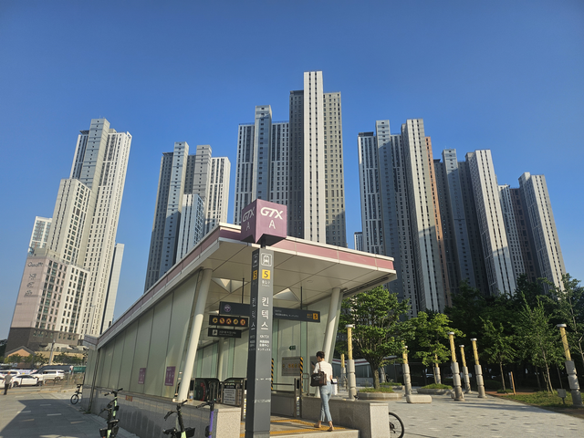 GTX 킨텍스역 일대 아파트 단지 전경. 경기 남부는 반도체 산업 호황이 집값 급등으로 이어져 규제지역 지정 필요성이 제기되고 있지만, 일산·파주 일대 아파트 값은 오히려 떨어지고 있다. [디지털타임스 DB]