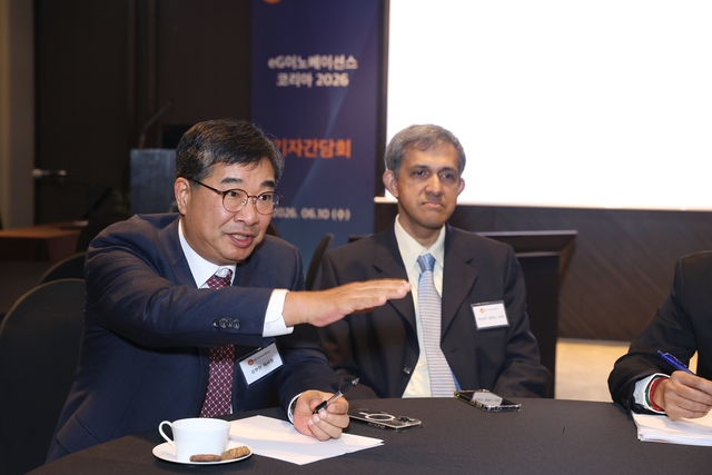 김현찬(왼쪽) eG이노베이션스 코리아 지사장과 아난드 삼파스 글로벌 최고재무책임자(CFO)가 지난 10일 서울 소공로 더플라자호텔에서 디지털타임스와 인터뷰하고 있다. eG이노베이션스 제공
