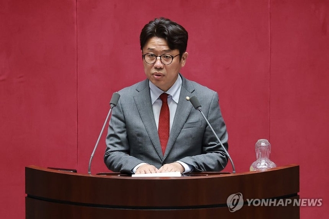 경기 평택을 국회의원 재선거에서 당선된 유의동 국민의힘 의원이 5일 국회에서 22대 국회 후반기 의장단을 선출하기 위해 열린 본회의에서 선서한 뒤 인사말하고 있다. 연합뉴스