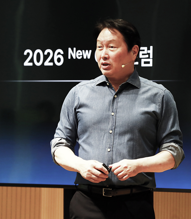최태원 SK그룹 회장이 지난 13일 경기 이천시 SKMS 연구소에서 열린 '2026 뉴 이천포럼'에서 마무리 발언을 하고 있다. SK 제공
