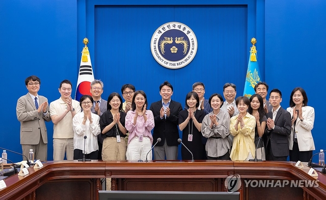 강훈식 비서실장이 14일 청와대에서 대통령비서실 청년미래자문단 최종회의를 마친 뒤 참석자들과 기념촬영을 하고 있다. [청와대 제공. 재판매 및 DB 금지]
