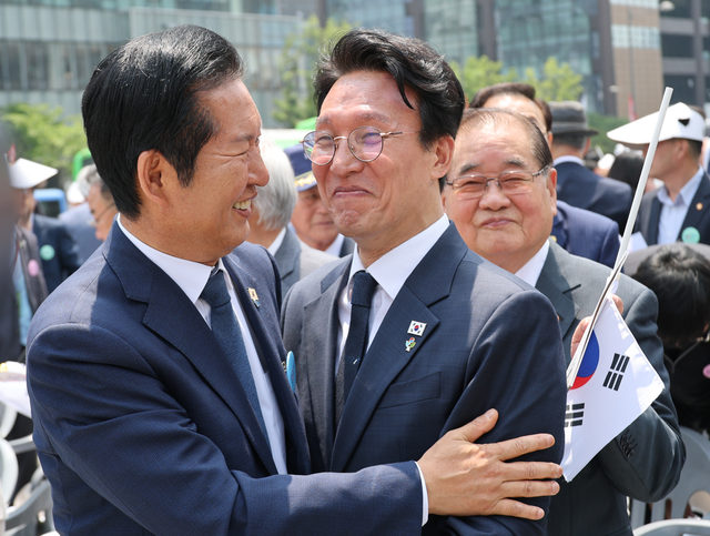 김민석 국무총리와 정청래 더불어민주당 대표가 10일 오전 서울 종로구 광화문광장에서 열린 제100주년  6ㆍ10 만세운동 기념식이 끝난 뒤 대화하고 있다. [연합뉴스]