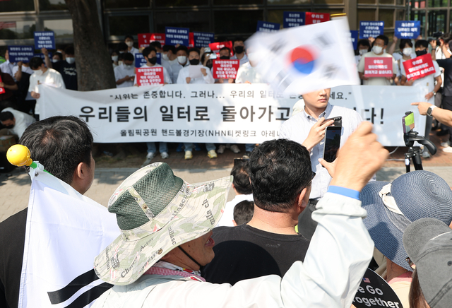 6·3 지방선거 투표용지 부족 사태로 빚어진 ‘잠실 개표소 봉쇄 시위’가 이어진 지난 6월 11일 서울 송파구 올림픽공원 핸드볼경기장 앞에서 체육단체들이 업무 정상화 호소문 발표 기자회견을 하고 있다. [연합뉴스]