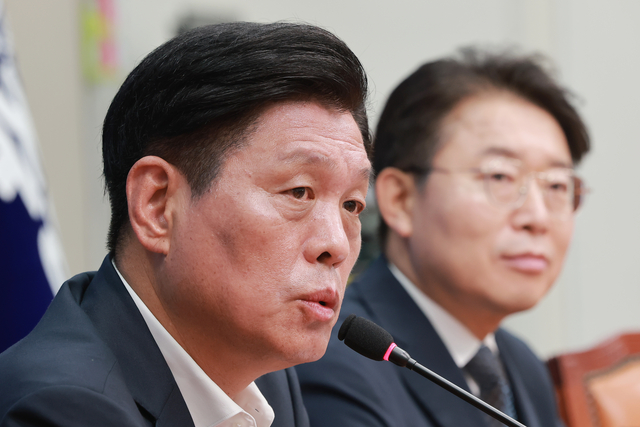 조승래 더불어민주당 사무총장이 14일 국회에서 전당대회 준비 상황 등 현안과 관련해 기자 간담회를 하고 있다. [연합뉴스]