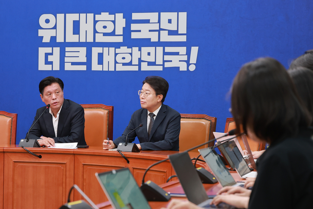 조승래 더불어민주당 사무총장이 14일 국회에서 전당대회 준비 상황 등 현안과 관련해 기자 간담회를 하고 있다. [연합뉴스]
