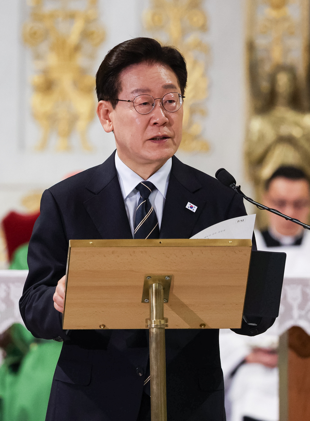 이재명 대통령이 14일(현지시간) 이탈리아 로마 성 바오로 대성전에서 열린 ‘평화와 연대를 위한 특별 미사’에서 기념연설을 하고 있다. [연합뉴스]