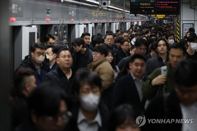 출퇴근 시간 서울 지하철 역사가 이용객으로 붐비는 모습. 연합뉴스
