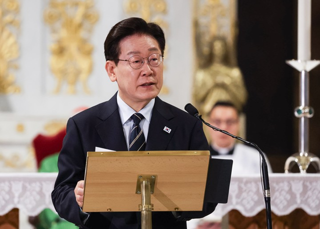 이재명 대통령이 14일(현지시간) 이탈리아 로마 성 바오로 대성전에서 열린 ‘평화와 연대를 위한 특별 미사’에서 기념연설을 하고 있다. [로마=연합뉴스]