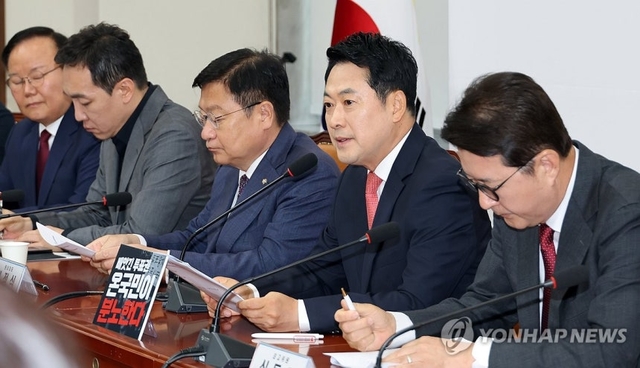 장동혁 국민의힘 대표가 15일 국회에서 열린 최고위원회의에서 발언하고 있다. 연합뉴스
